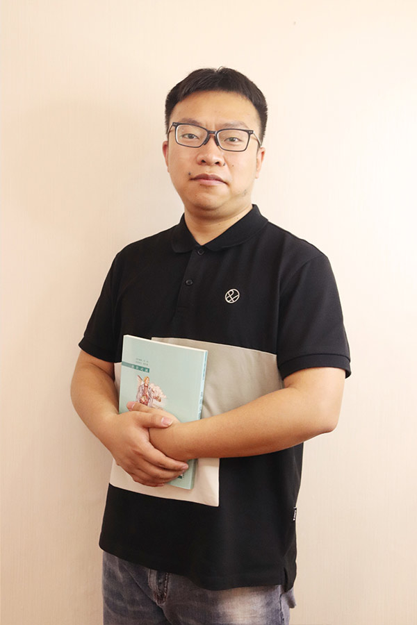 阎良杨斌 本科学历，毕业于西安航空学院