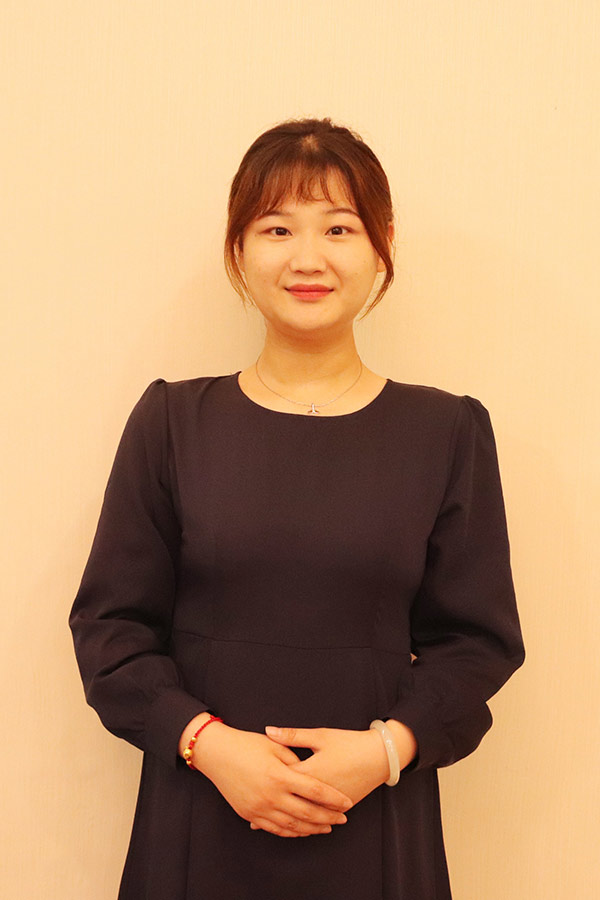 阎良文哲 本科学历，优秀班主任